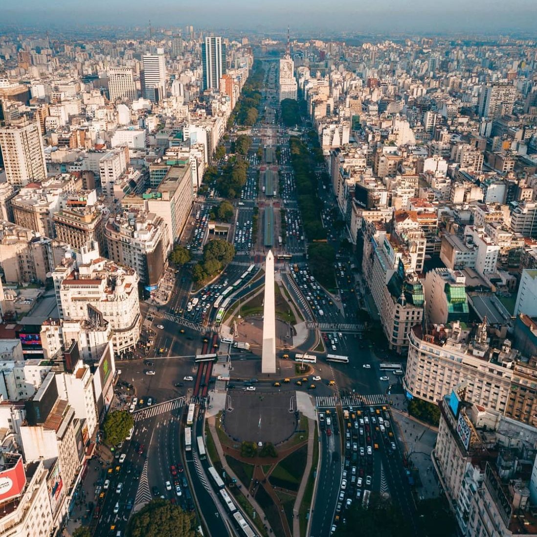 Vista aérea del Obelisco y la Av. 9 de Julio, Buenos Aires